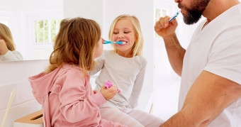父亲孩子们刷牙牙齿牙科医疗保健清洁浴室卫生家庭首页快乐爸爸教学年轻的女孩孩子们口服健康牙膏牙刷健康的生活方式