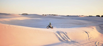沙漠摩托车极端的体育男人。沙子沙丘非洲体育运动健身开车挑战海滩冒险骑自行车旅行运动员自然培训摩托交叉