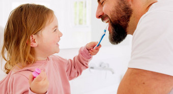 快乐家庭牙科刷牙牙齿女孩父亲浴室卫生学习梳理爱牙齿口服护理父女儿玩笑清洁首页