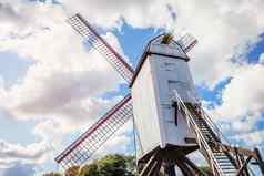 乡村木风车田园使用公共公园比利时
