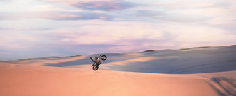 沙漠沙丘摩托交叉体育冒险运动员极端的跳速度旅行沙子<strong>自行车</strong>能源男人。运动员骑<strong>自行车污垢</strong>挑战体育运动比赛自由