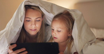 平板电脑妈妈。女孩卧室毯子堡晚上房子教育网站学习研究游戏女人孩子数字技术家庭首页互联网电子书睡觉前成键