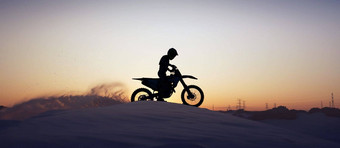 摩托车体育运动轮廓男人。自行车晚上天空背景自然健身体育锻炼骑自行车摩托车人开车污垢沙子山山沙漠健康