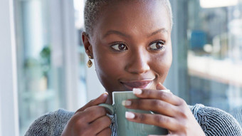 咖啡喝放松首页黑色的女人思考的想法快乐房子微笑生活房间公寓脸非洲人喝温暖的茶平静休息室早餐
