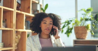 电话调用沟通业务女人移动PC网络规划有创意的工作办公室广告会说话的非洲员工移动策略启动