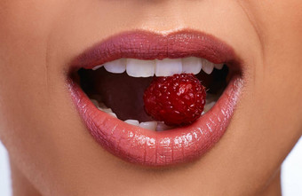 红色的嘴唇<strong>匹配</strong>红色的旗帜认不出来女士<strong>完美</strong>的牙齿咬树莓