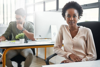 有创意的黑色的女人办公室肖像桌子上坐着焦点业务人网络设计机构网络设计女人成功愿景表格企业背景职业生涯目标