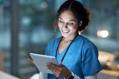 护士医疗平板电脑黑色的女人医院工作晚些时候远程医疗研究在线咨询科技医疗保健女医生技术健康应用程序诊所晚上