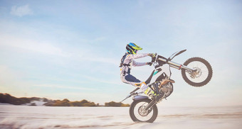 摩托车摩托车运动员沙漠<strong>开车</strong>模型骑自行车自然体育运动冒险跳自由体育<strong>开车</strong>培训男人。速度沙子小道健身锻炼