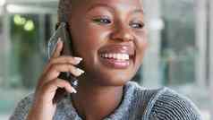快乐沟通电话调用黑色的女人笑有趣的谈话说话讨论连接技术微笑肖像年轻的女孩会说话的智能手机