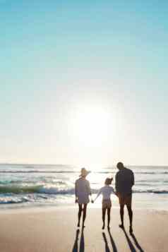 家庭海滩日落走夏天假期假期放松和平风景海洋模型模糊父母女儿孩子孩子童年自由海