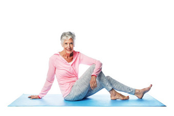 瑜伽肖像高级女人工作室孤立的白色背景Zen脉轮普拉提健身退休上了年纪的快乐女模型坐着席培训健康健康