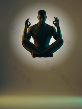 冥想影子浮动放松男人。冥想精神上的精神健康脉轮能源平衡灵魂光环疗愈Zen心态和平正念模型轮廓孤立的工作室背景