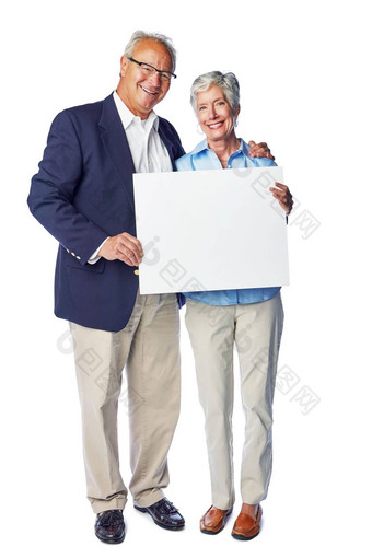 高级快乐空白标志夫妇肖像上了年纪的人持有广告牌海报白色背景孤立的婚姻退休男人。女人广告市场营销空间