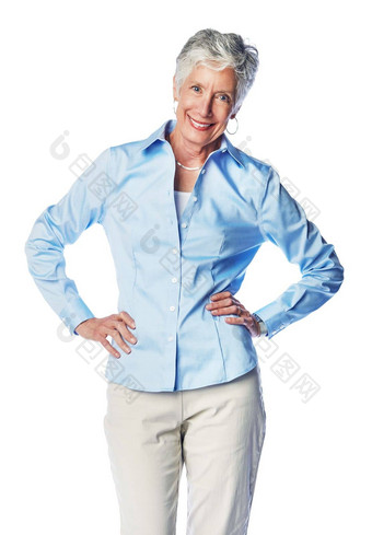 肖像微笑高级女人工作室快乐放松白色背景上了年纪的真正的夫人享受退休骄傲满意退休生活方式站孤立的