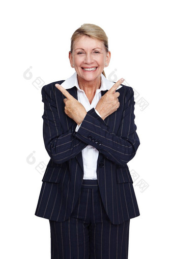 快乐上了年纪的肖像女人指出手指孤立的白色<strong>背景</strong>工作室方向显示微笑<strong>高级</strong>业务执行自信手手势<strong>背景</strong>