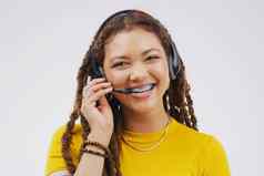 微笑客户工作室肖像有吸引力的年轻的女客户服务代表穿耳机灰色背景