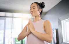 瑜伽冥想祈祷女人培训心和平Zen平静开始早....希望自由亚洲女孩生活房间心态锻炼精神上的正念