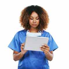 黑色的女人医生平板电脑工作室打字焦点沟通互联网白色背景孤立的护士触屏科技阅读社会媒体应用程序文章科学新闻