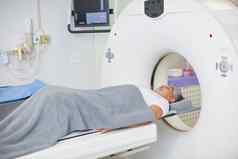 过程诊断高级女人核磁共振扫描