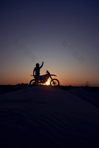 摩托车成功人轮廓庆祝胜利晚上天空背景自然体育摩托车骑摩托车的人停止成就成就骑自行车污垢路