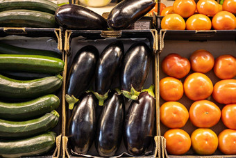 色彩斑斓的有机夏天生物<strong>蔬菜</strong>西红柿西葫芦茄子盒子出售当地的<strong>水果蔬菜</strong>市场
