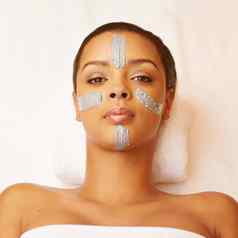 秘密美丽的皮肤年轻的女人享受护肤品治疗水疗中心