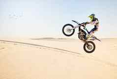 摩托车沙漠比赛空气跳极端的体育运动专家敏捷速度权力平衡自然摩托车男人。集会蓝色的天空快车辆头盔安全衣服动机