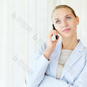 可爱的业务女人谈话手机年轻的漂亮的业务女人说话手机