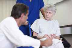 女护士推高级病人轮椅通道会说话的医生