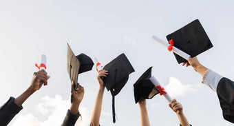 毕业证书集团手天空赢得成功大学教育学习知识赢家未来庆祝活动研究成就研究生持有纸空气