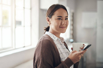 停机时间享受<strong>宅在家</strong>里的人年轻的女人手机喝咖啡厨房首页