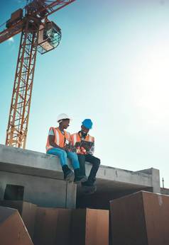 食堂位工作建设年轻的男人。女人数字平板电脑前建筑建设网站