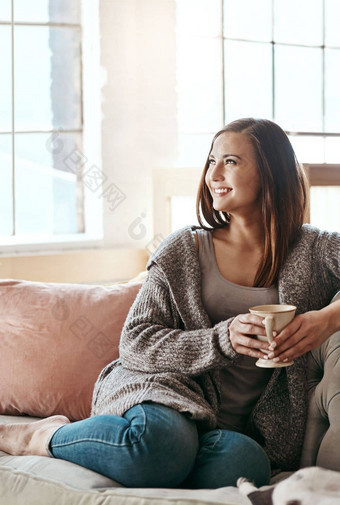 放松咖啡女人生活房间沙发上感觉平静和平<strong>首页茶</strong>幸福微笑人早....思考感激之情和平休息室一天房子微笑