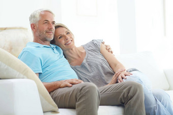 高级夫妇退休思考沙发上首页爱护理支持生活保险承诺男人。女人健康的婚姻安全生活房间沙发上