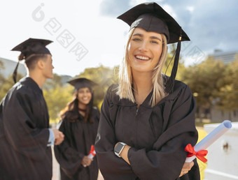 毕业学生肖像女人证书文凭成功户外大学事件快乐研究生教育微笑大学目标<strong>学习</strong>奖<strong>梦</strong>想庆祝活动