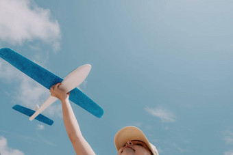 孩子玩玩具飞机孩子们梦想旅行飞机快乐孩子女孩有趣的夏天假期海山在<strong>户外活动背景</strong>蓝色的天空生活方式时刻