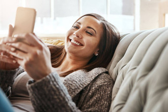 电话女人应用程序社会媒体放松微笑沙发浏览阅读有趣的模因女孩智能<strong>手机</strong>在线<strong>约会</strong>聊天发短信流媒体懒惰的生活房间