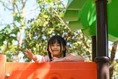 可爱的学龄前儿童亚洲女孩有趣的户外操场上童年设备娱乐公园孩子们