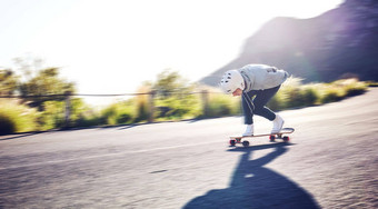 快体育男人。滑板路自由旅行城市行动挪威有趣的竞争滑板者模糊速度运动移动滑板街