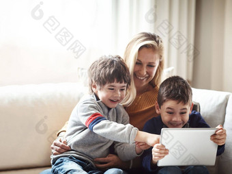家庭平板电脑妈妈。孩子们沙发成键质量时间放松周末爱家庭首页妈妈孩子们数字科技在线游戏学习互联网应用程序