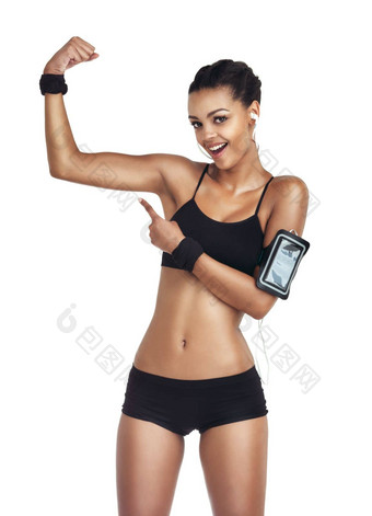 肖像强大的手臂黑色的女人指出健美运动员<strong>培训</strong>健身锻炼健康锻炼结果听<strong>音乐</strong>广播播客工作室模型孤立的白色背景