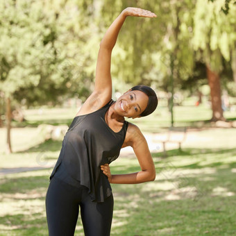 黑色的女人伸展运动健身肖像自然公园医疗保健健康培训体育锻炼锻炼微笑快乐运动员温<strong>暖</strong>的例程放松瑜伽花园<strong>场</strong>普拉提