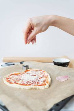 披萨面团形状心老板洒披萨帕尔玛奶酪概念惊喜情人节一天