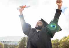 毕业欢呼黑色的男人。庆祝成功成就大学目标快乐研究生教育庆祝活动兴奋大学目标学习奖学生动机