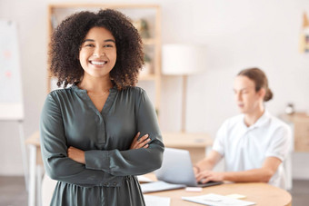 业务女人领袖老板微笑骄傲幸福企业办公室成功增长愿景肖像黑色的女企业家快乐职业生涯选择任务目标