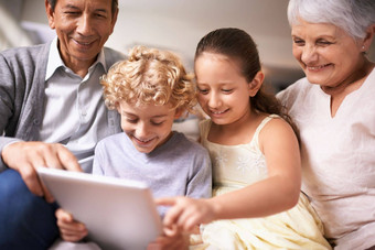 显示<strong>奶奶</strong>外公最新的科技拍摄孩子们爷爷<strong>奶奶</strong>数字平板电脑坐着沙发