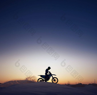 轮廓体育运动骑摩托车晚上天空背景自然极端的体育肾上腺素骑自行车摩托车人开车污垢路黑暗影子特技免费的