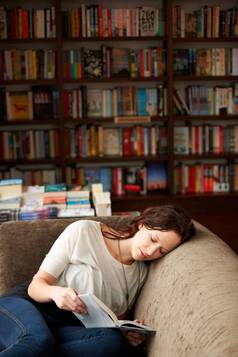 放松好年轻的女人放松沙发好书