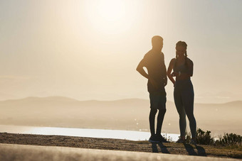 健身看太阳锻炼夫妇检查互动屏幕心率生物识别锻炼时间步骤跟踪自由和平天空耀斑模型健康朋友培训智能手表